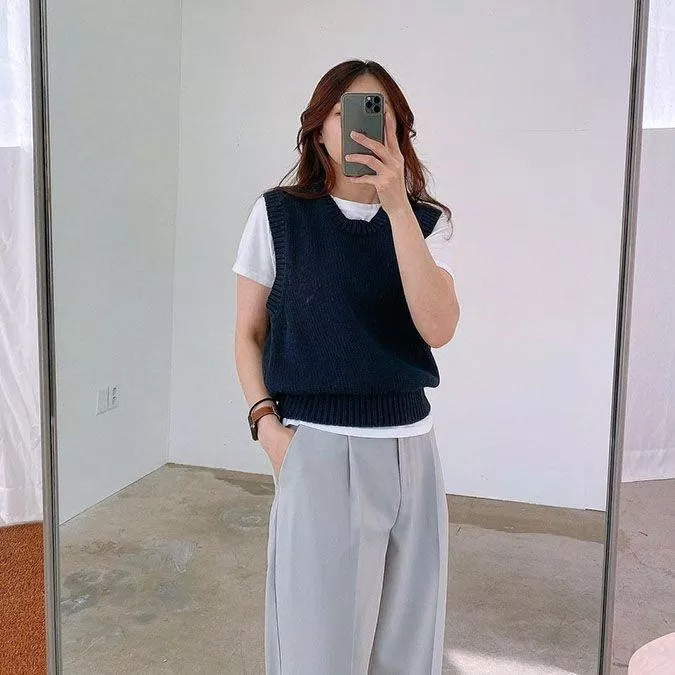 Đơn giản nhưng cá tính cùng sự kết hợp áo gile len và áo phông cùng quần tây ống rộng (nguồn: Internet)