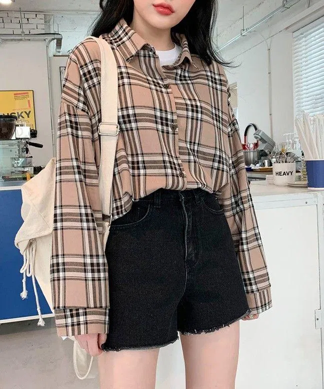 Kết hợp áo sơ mi kẻ caro với quần short cho sự năng động (nguồn:Internet)