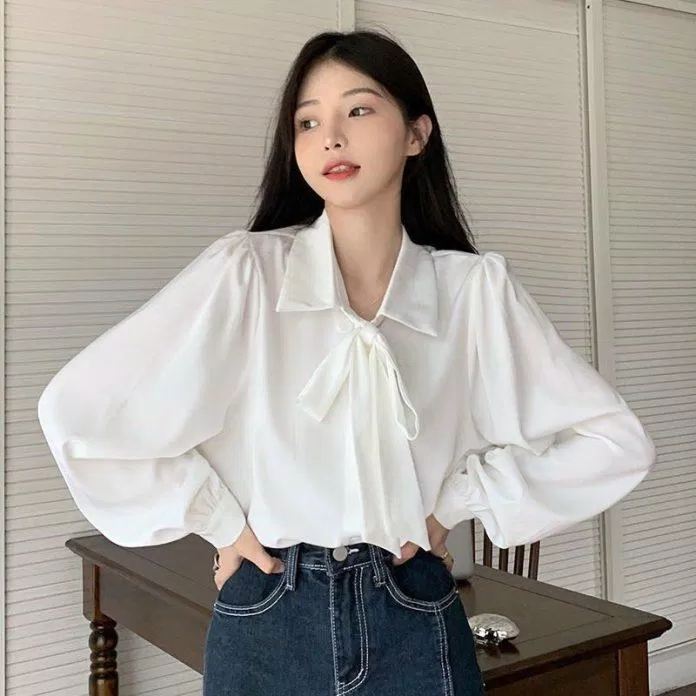 Mẫu áo sơ mi tay bồng cổ đức thắt nơ lụa điệu đà, thanh lịch ( Nguồn: Internet)