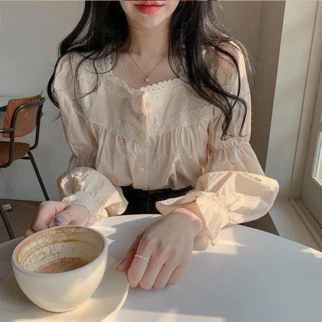 Mẫu áo sơ mi viền ren bo tay ( Nguồn: Internet)