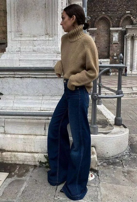 Áo sweater cổ lọ thời thượng cùng quần jean ống rộng (nguồn: Internet)