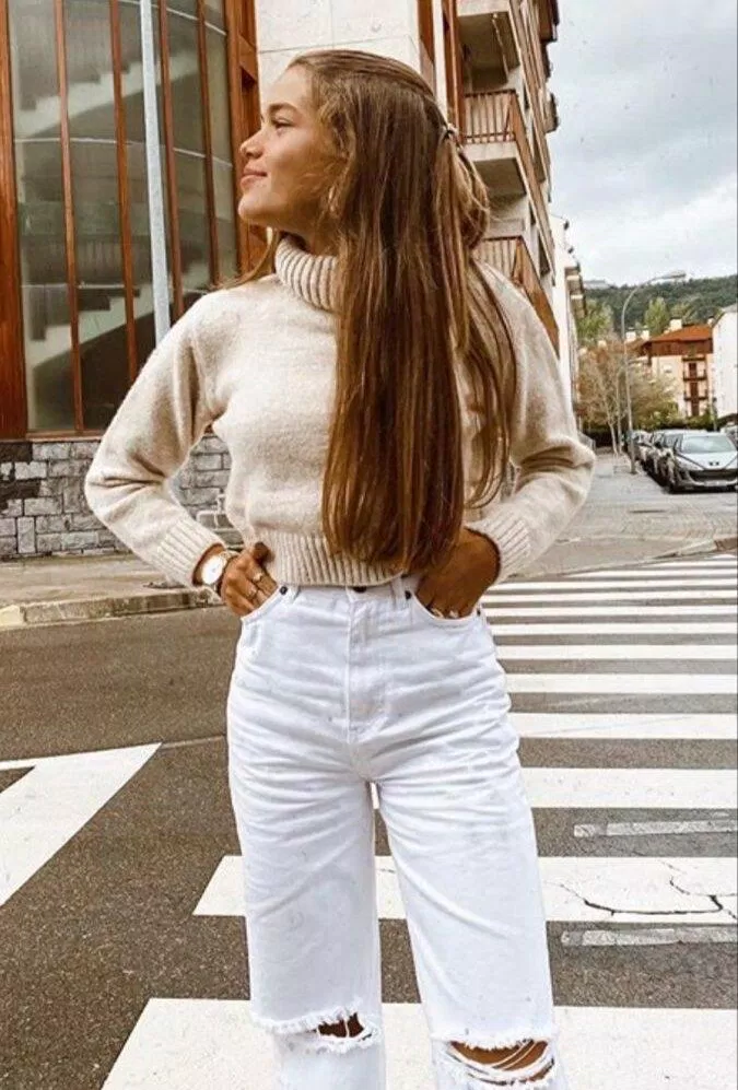Áo sweater croptop đi cùng quần jean ống rộng trắng (nguồn: Internet)