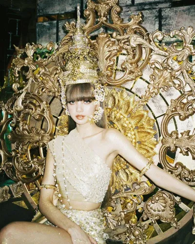 Dù rất thành công về mặt thương mại nhưng "Lalisa" bị coi là một sản phẩm công nghiệp khi phụ thuộc hoàn toàn vào NXS Teddy (Nguồn: Internet) Dù rất thành công về mặt thương mại nhưng "Lalisa" bị coi là một sản phẩm công nghiệp khi phụ thuộc hoàn toàn vào NXS Teddy (Nguồn: Internet)