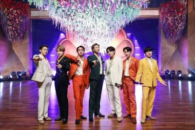 Màn trình diễn cá nhân đầu tiên được trình chiếu trực tiếp từ Seoul với bản hit "Dynamite" năm ngoái (Nguồn: Internet) Màn trình diễn cá nhân đầu tiên được trình chiếu trực tiếp từ Seoul với bản hit "Dynamite" năm ngoái (Nguồn: Internet)
