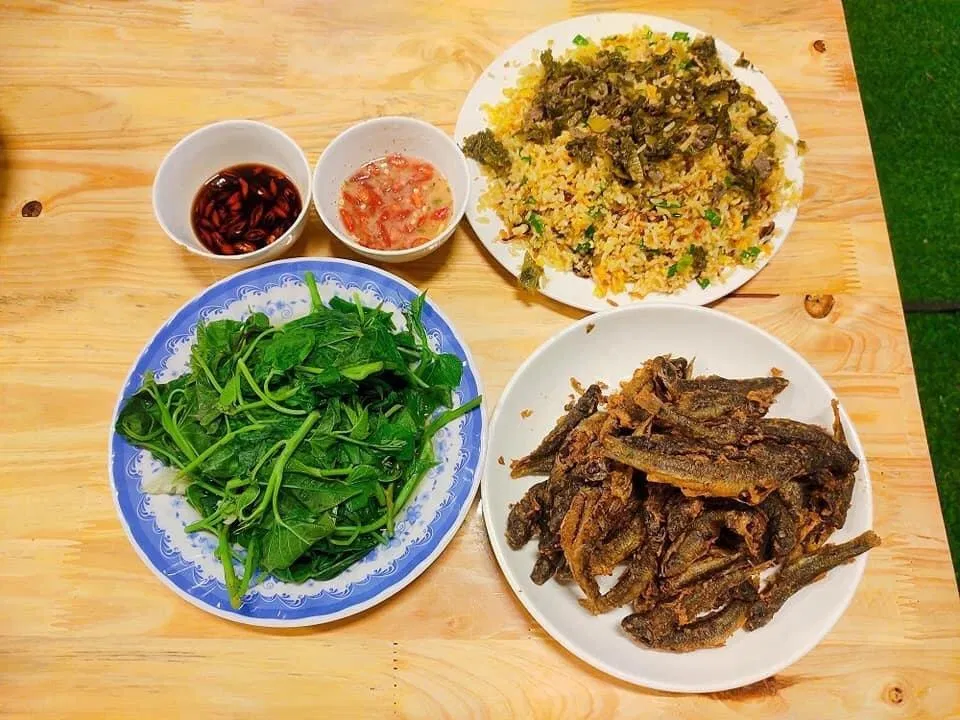 Cơm dưa bò và cá suối chiên vàng (Nguồn: BlogAnChoi)