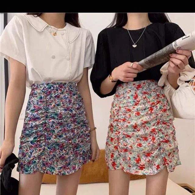 Cầu kỳ hơn bạn có thể mix chân váy hoa nhí ngắn cùng một chiếc sơ mi phối nơ để tạo sự nữ tính. Với set đồ này, bạn nên mix cùng mule hoặc giày búp bê nhé (Nguồn: Internet).