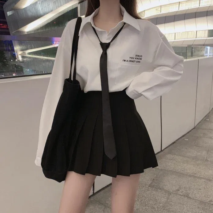 Chân váy xếp ly ngắn mix với áo sơ mi tay dài (Nguồn: minhnguyet)