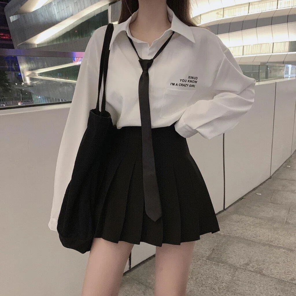 Chân váy xếp ly ngắn mix với áo sơ mi tay dài (Nguồn: minhnguyet)