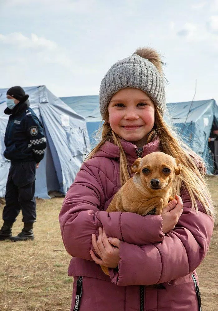 Cô bé cùng với chú chó đã được tị nạn an toàn (Nguồn: Internet)