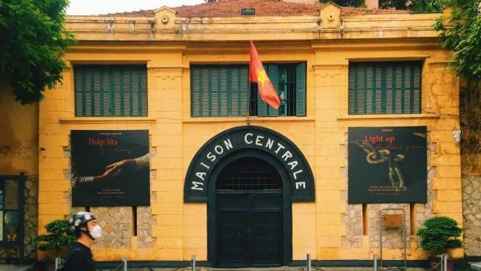 Cổng chính của nhà tù Hỏa Lò với cái tên "Maison Centrale".  (Nguồn: Internet)
