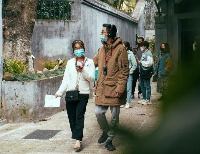 Du khách sử dụng bộ đàm thuyết minh tự động. (Nguồn: Internet) Du khách sử dụng bộ đàm thuyết minh tự động. (Nguồn: Internet)