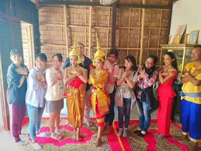Du khách trải nghiệm văn hóa Khmer cùng người bản xứ (Ảnh: Internet) Du khách trải nghiệm văn hóa Khmer cùng người bản xứ (Ảnh: Internet)