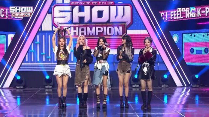 Nhóm giành cup thứ hai trên Show Champion (Nguồn: Internet) Nhóm giành cup thứ hai trên Show Champion (Nguồn: Internet)