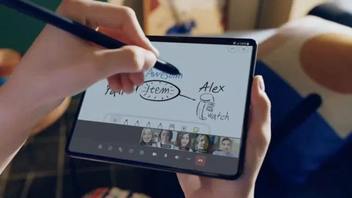 Dùng bút cảm ứng S Pen với Galaxy Z Fold 3 (Ảnh: Internet). Dùng bút cảm ứng S Pen với Galaxy Z Fold 3 (Ảnh: Internet).