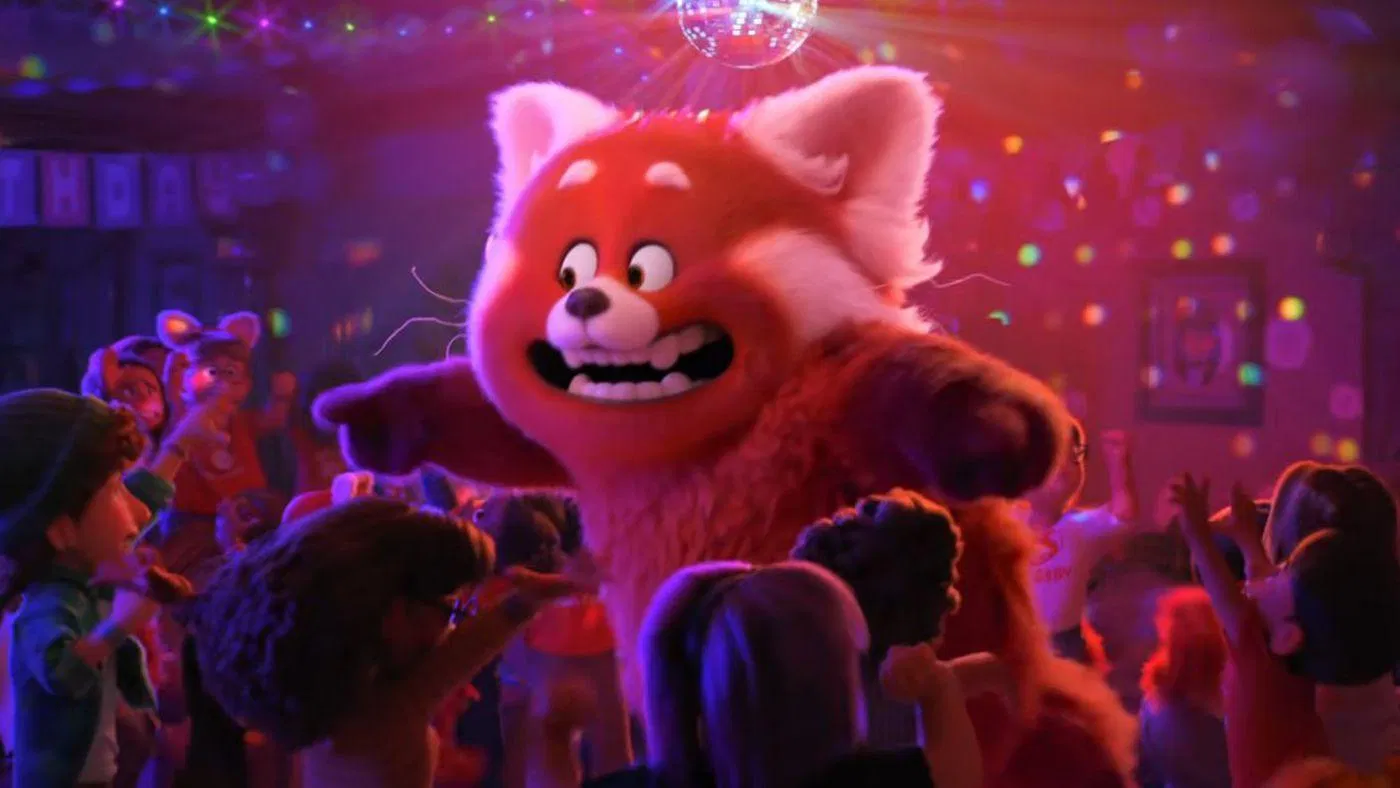 Bạn bè của cô bé đã chấp nhận cả hình dạng gấu đỏ của Mai Lee (Nguồn: Internet)