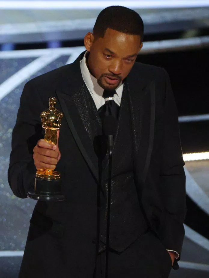 Nam diễn viên Will Smith lên bục nhận giải thưởng nam chính xuất sắc nhất (Nguồn: Internet)
