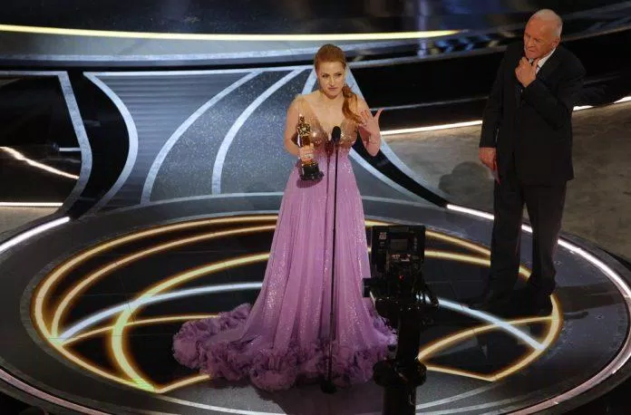 Jessica Chastain lên bục nhận giải nữ diễn viên chính xuất sắc nhất (Nguồn: Internet)