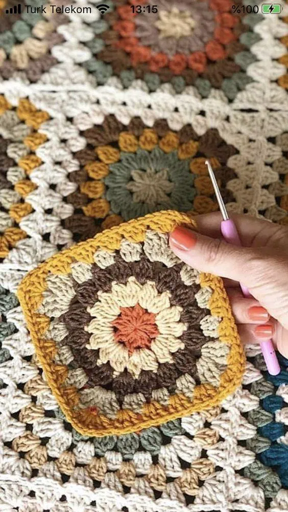 Những miếng granny vuông vức với hoa văn điệu nghệ (Nguồn: Pinterest)