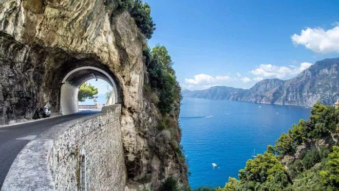 Một hầm đường bộ trên đường bờ biển Amalfi (Ảnh: Internet) Một hầm đường bộ trên đường bờ biển Amalfi (Ảnh: Internet)