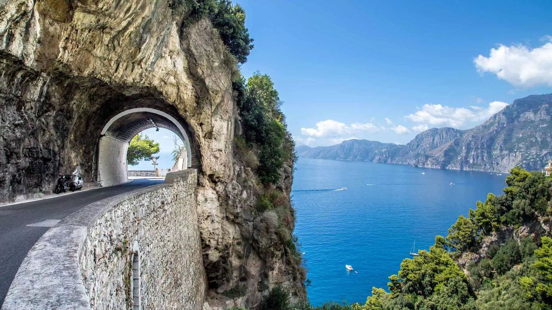 Một hầm đường bộ trên đường bờ biển Amalfi (Ảnh: Internet)