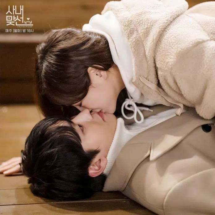 Nụ hôn đầu tiên của Hari - Tae Moo lại là do tai nạn. (Ảnh: Internet)