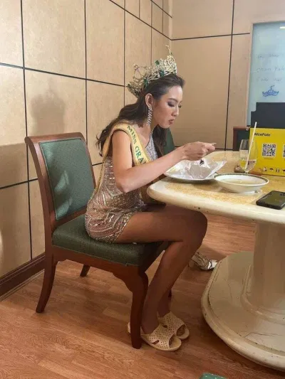 Hoa hậu Thùy Tiên với đôi dép tổ ong "huyền thoại" (Nguồn: Internet) Hoa hậu Thùy Tiên với đôi dép tổ ong "huyền thoại" (Nguồn: Internet)