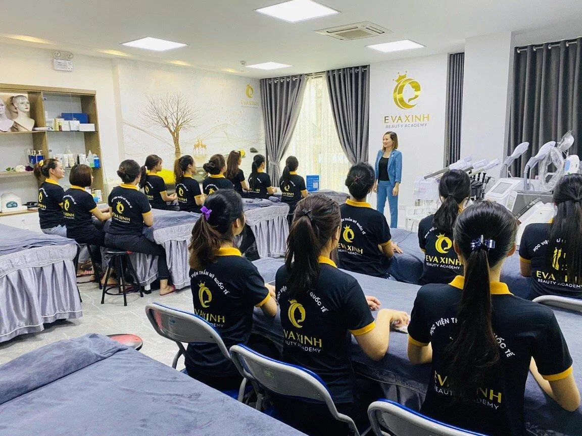 Học viên được trang bị phòng học thoải mái và đồng phục khi tham gia học (Nguồn: Internet)