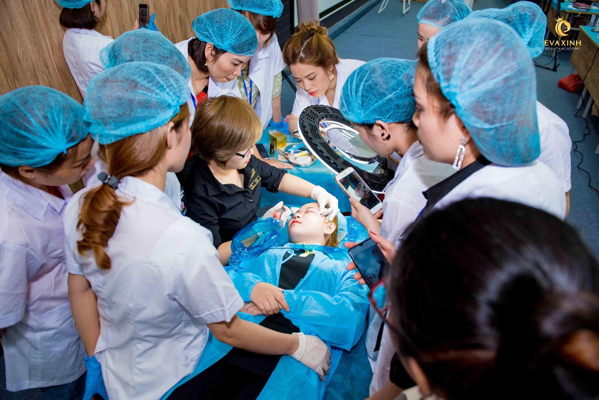 Lớp học thực hành spa tại học viện (Nguồn: Internet)