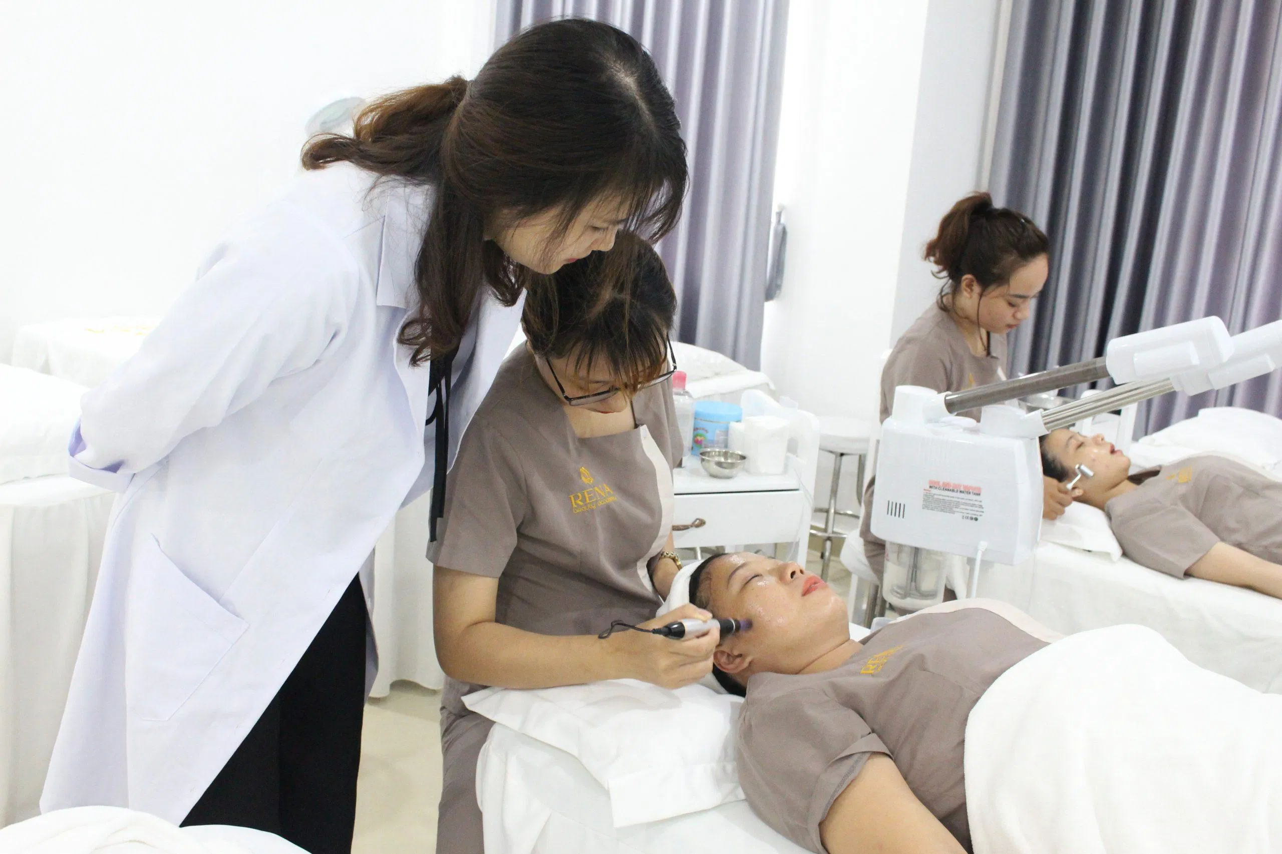 Lớp học được trang bị nhiều máy móc hiện đại cho việc học thực hành (Nguồn: Internet)