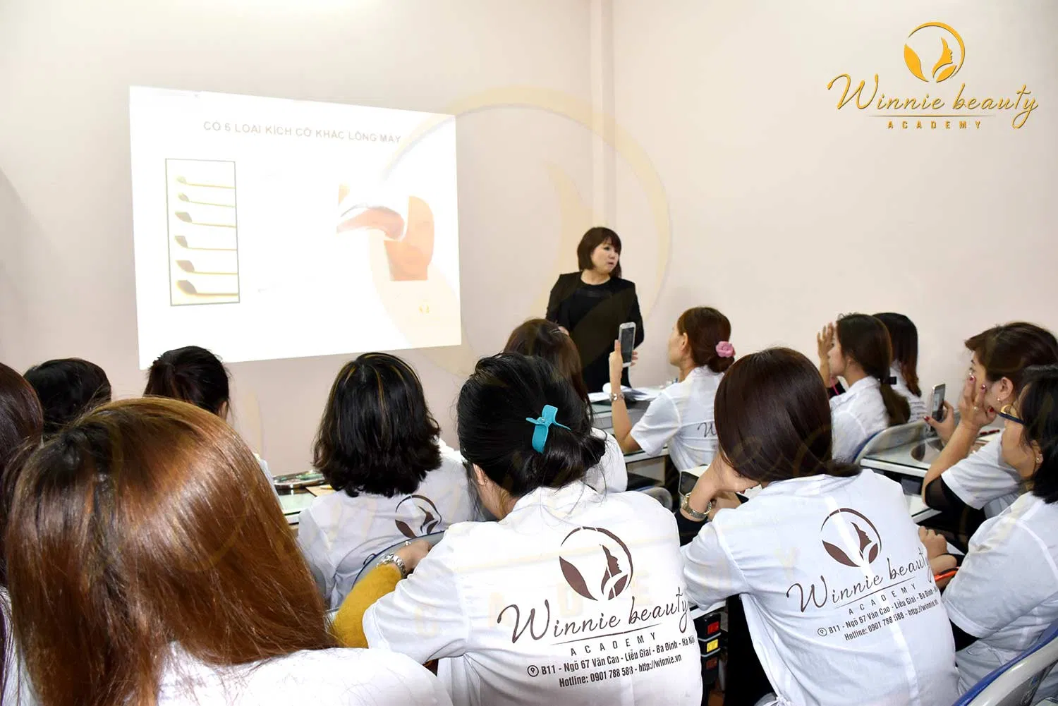 Lớp học lý thuyết tại Winnie Beauty Academy (Nguồn: Internet)