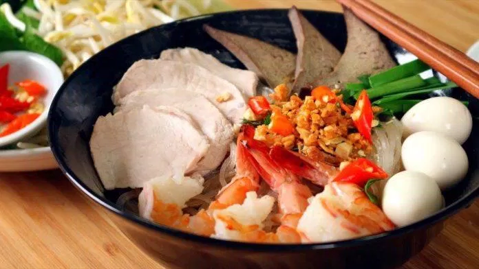Món hủ tiếu đậm đà cùng nhiều “topping” hấp dẫn. (Nguồn: Internet)