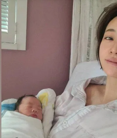 Hwang Jung Eum và con trai thứ hai (Ảnh: Internet) Hwang Jung Eum và con trai thứ hai (Ảnh: Internet)