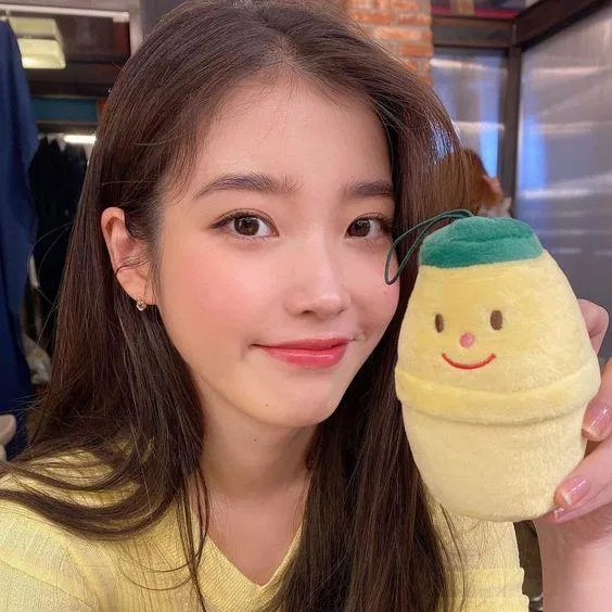IU trông vẫn rất xinh đẹp và đáng yêu khi makeup đơn giản (Nguồn: Internet)