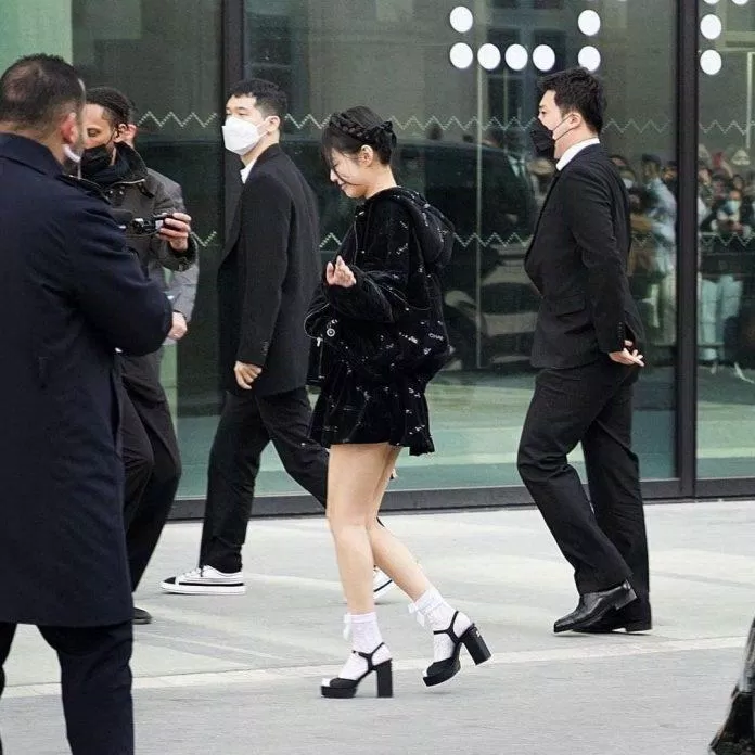 Jennie trên đường tiến vào show diễn (Nguồn: Internet)
