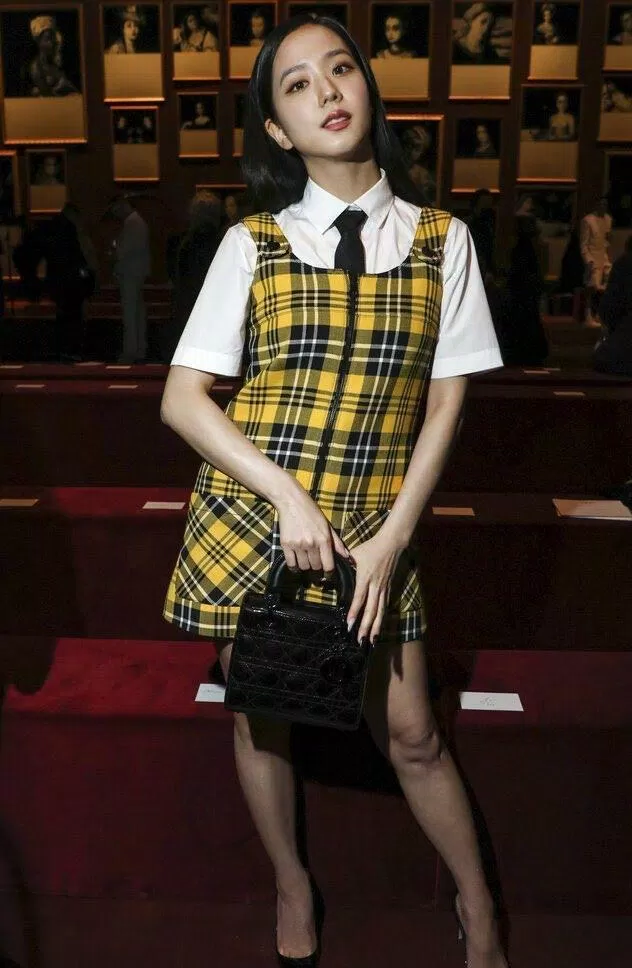 Người chị cùng nhóm - Jisoo cũng "chặt chém" không kém với bộ đồ lấy cảm hứng nữ sinh trung học khi tham dự show diễn của Dior tại Tuần lễ thời trang Paris (Nguồn: Internet)