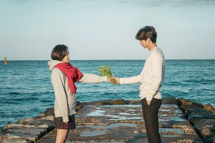 Đê chắn sóng Jumunjin tạo nên một cảnh đẹp nên thơ trong bộ phim Goblin. (Ảnh: Internet) Đê chắn sóng Jumunjin tạo nên một cảnh đẹp nên thơ trong bộ phim Goblin. (Ảnh: Internet)