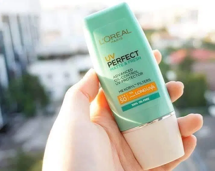 Top 10 kem chống nắng cho nam tốt nhất: kiềm dầu, không nâng tone, an toàn trên da 4 Methylbenzylidene Camphor an toàn Anessa Perfect UV Sunscreen Skincare Milk Avobenzone Benzophenone 4 BHT Cancer Council Chỉ số chống nắng Chiết xuất rễ cây cam thảo chống ánh sáng xanh chống nắng chống nước chống oxy hóa Collagen công dụng da treatment dưỡng ẩm da Ensulizole Ethylhexyl Salicylate glycerin HA Homosalate kem chống nắng kem chống nắng Anessa Kem chống nắng Cancer Council Active kem chống nắng cho nam kem chống nắng cho nam không nâng tone kem chống nắng cho nam mỏng nhẹ kem chống nắng cho nam tốt nhất hiện nay kem chống nắng dạng gel kem chống nắng dạng sữa kem chống nắng Fixderma Shadow SPF30 kem chống nắng hoá học kem chống nắng kiềm dầu kem chống nắng kiềm dầu cho nam Kem Chống Nắng Kiềm Dầu L Oreal Paris Kem chống nắng La Roche Posay Anthelios Shaka Fluid Kem chống nắng Make Prem UV Defense Me Blue Ray Sun Cream Kem chống nắng Neutrogena Sport Face Oil Free Lotion SPF70 kem chống nắng nivea Kem chống nắng Nivea Sun UV Face Shine Control Kem chống nắng Perfect Diary Moisturizing UV Shield Cream Kem chống nắng SVR Sebiaclear SPF 50 Creme kem chống nắng vật lý kiềm dầu kiềm dầu tốt LOréal Make P:rem Mexoryl SX Mexoryl XL nam giới nâng tone Niacinamide Nivea Octisalate Octocrylene perfect diary sao nam Silica SPF 50+ thành phần Tinosorb S Titanium Dioxide Top 10 uva uvb Uvinul T150 vitamin E Zinc Oxide