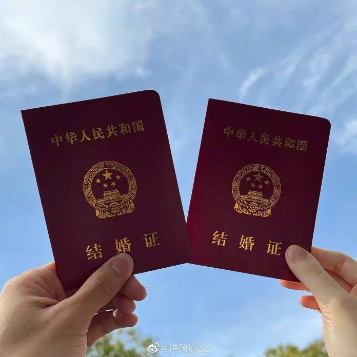 Hứa Ngụy Châu bất ngờ thông báo mình đã trở thành "hoa có chủ" khiến fan choáng váng (Nguồn: Internet). Hứa Ngụy Châu bất ngờ thông báo mình đã trở thành "hoa có chủ" khiến fan choáng váng (Nguồn: Internet).