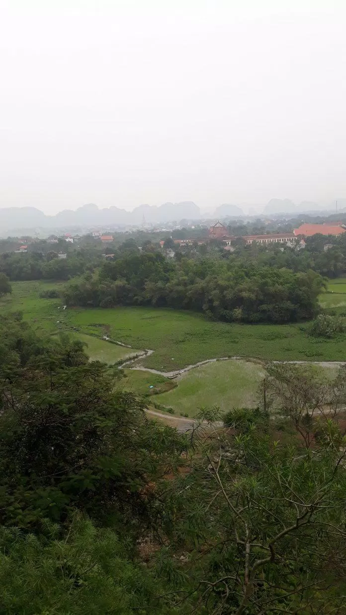 Khung cảnh bên ngoài Đan viện vào mùa xuân (Nguồn: ảnh độc quyền của tác giả).