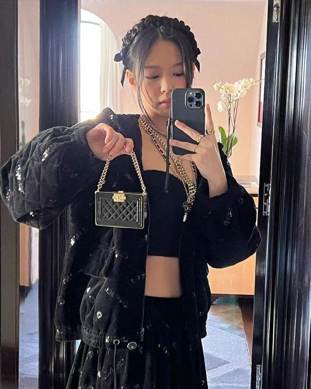 Kim Jennie trong trang phục của Chanel ( Nguồn ảnh: Internet)