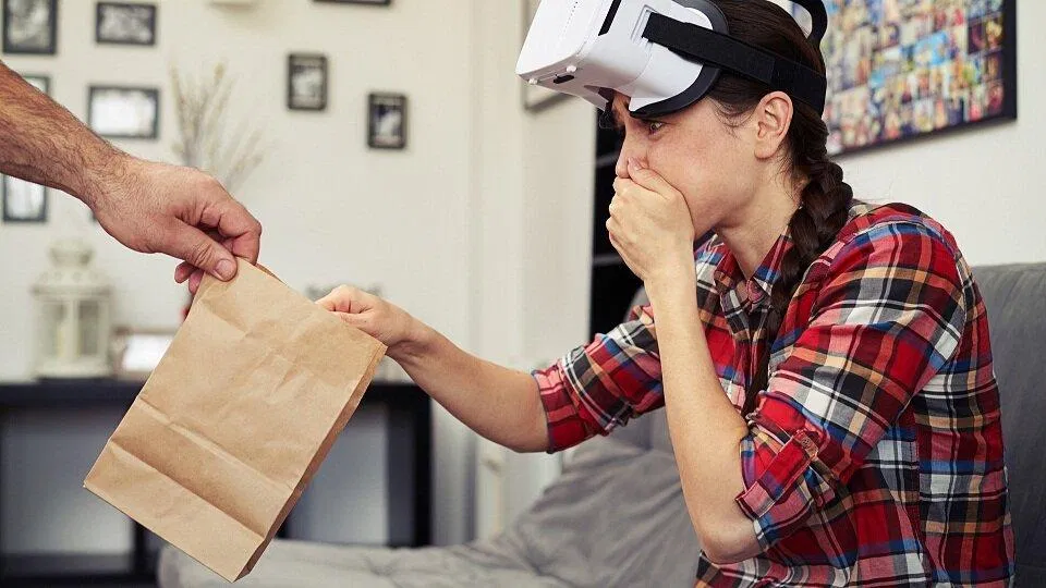 Dùng kính VR có thể bị say giống như đi tàu xe (Ảnh: Internet). Dùng kính VR có thể bị say giống như đi tàu xe (Ảnh: Internet).