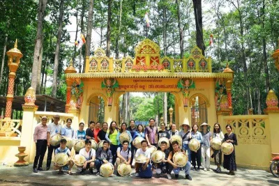 Cổng vào của Làng Văn hóa - Du lịch Khmer tỉnh Trà Vinh (Ảnh: Internet). Cổng vào của Làng Văn hóa - Du lịch Khmer tỉnh Trà Vinh (Ảnh: Internet).
