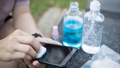 Cồn nồng độ cao sẽ làm hư điện thoại (Ảnh: Internet). Cồn nồng độ cao sẽ làm hư điện thoại (Ảnh: Internet).