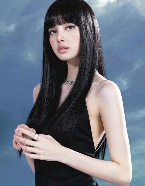 Lisa (BLACKPINK) - thần tượng K-Pop quá xinh đẹp khi để tóc mái. (Nguồn: Internet)