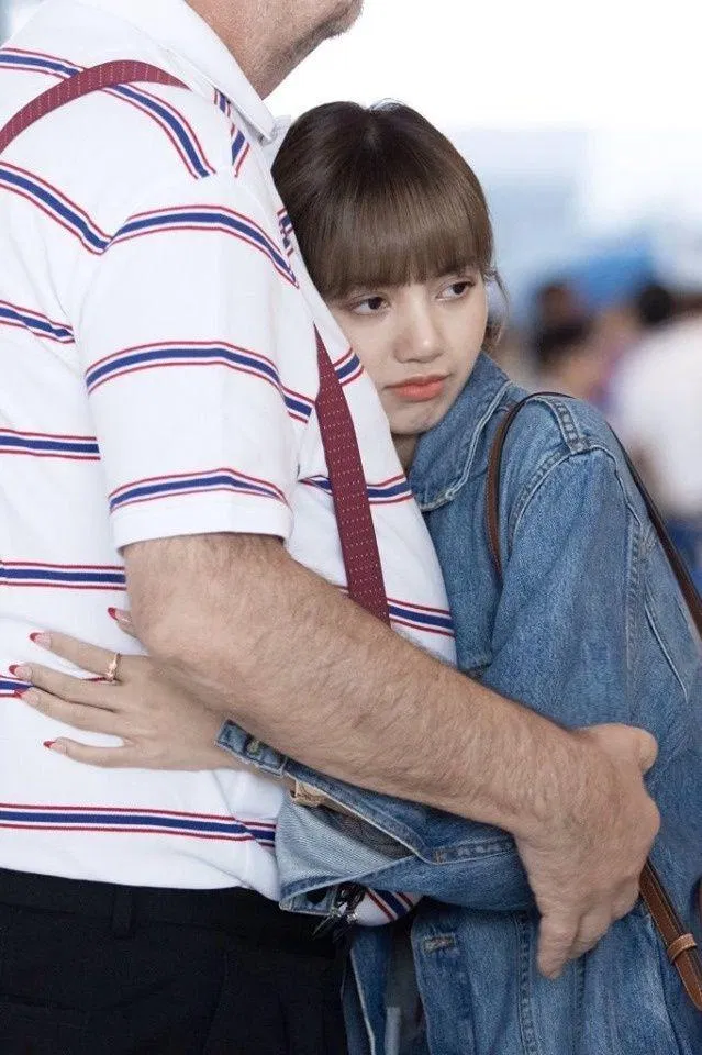 Tấm ảnh đáng yêu giữa cô con gái bé nhỏ Lisa và ba của mình (Nguồn: Internet) Tấm ảnh đáng yêu giữa cô con gái bé nhỏ Lisa và ba của mình (Nguồn: Internet)
