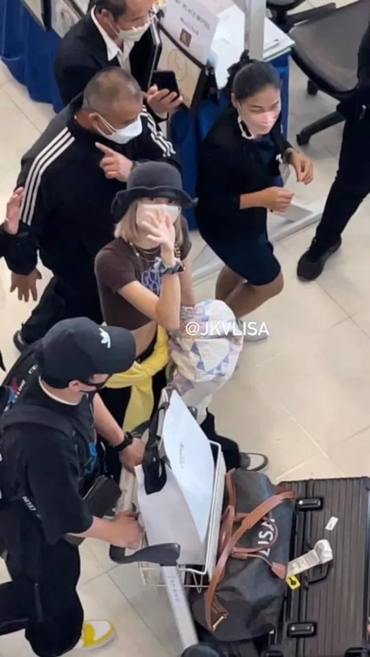 Lisa thân thiện vẫy tay chào fan tại sân bay Thái Lan (Ảnh: Internet)