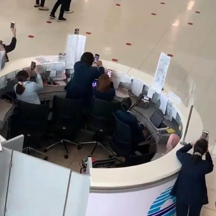 Nhân viên sân bay: Chụp ảnh thần tượng trước rồi làm việc sau để chọc cười fan (Nguồn: Internet)