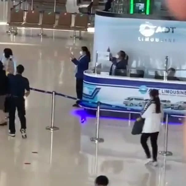 Nhân viên sân bay: Chụp ảnh thần tượng trước rồi làm việc sau để chọc cười fan (Nguồn: Internet)