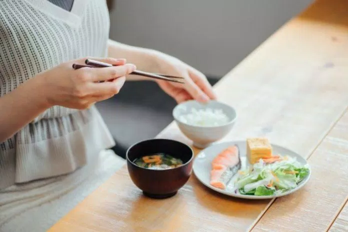 Ăn quá no trước khi đi ngủ sẽ ảnh hưởng đến hệ tiêu hóa. (Ảnh: Internet) Ăn quá no trước khi đi ngủ sẽ ảnh hưởng đến hệ tiêu hóa. (Ảnh: Internet)