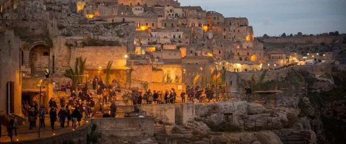 Du khách tham quan Matera (Nguồn: Internet) Du khách tham quan Matera (Nguồn: Internet)